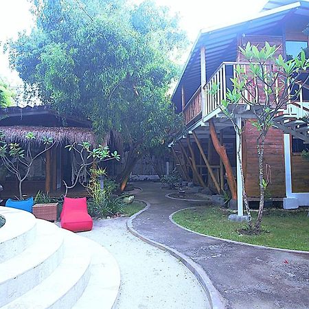 Serene Beach Villa Gili Trawangan Exterior photo